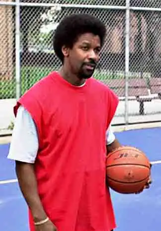 Imagem de Denzel Washington jogando basketball no filme He Got Game.