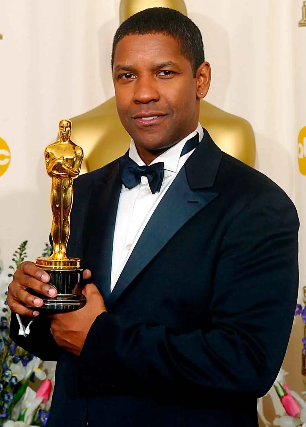 Imagem de Denzel Washington recebendo o Oscar em 2002 pelo filme Dia de Treinamento.